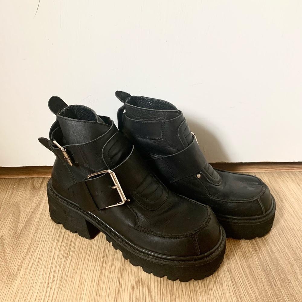 UNIF Crank Buckle Cleat Black Ankle Boots